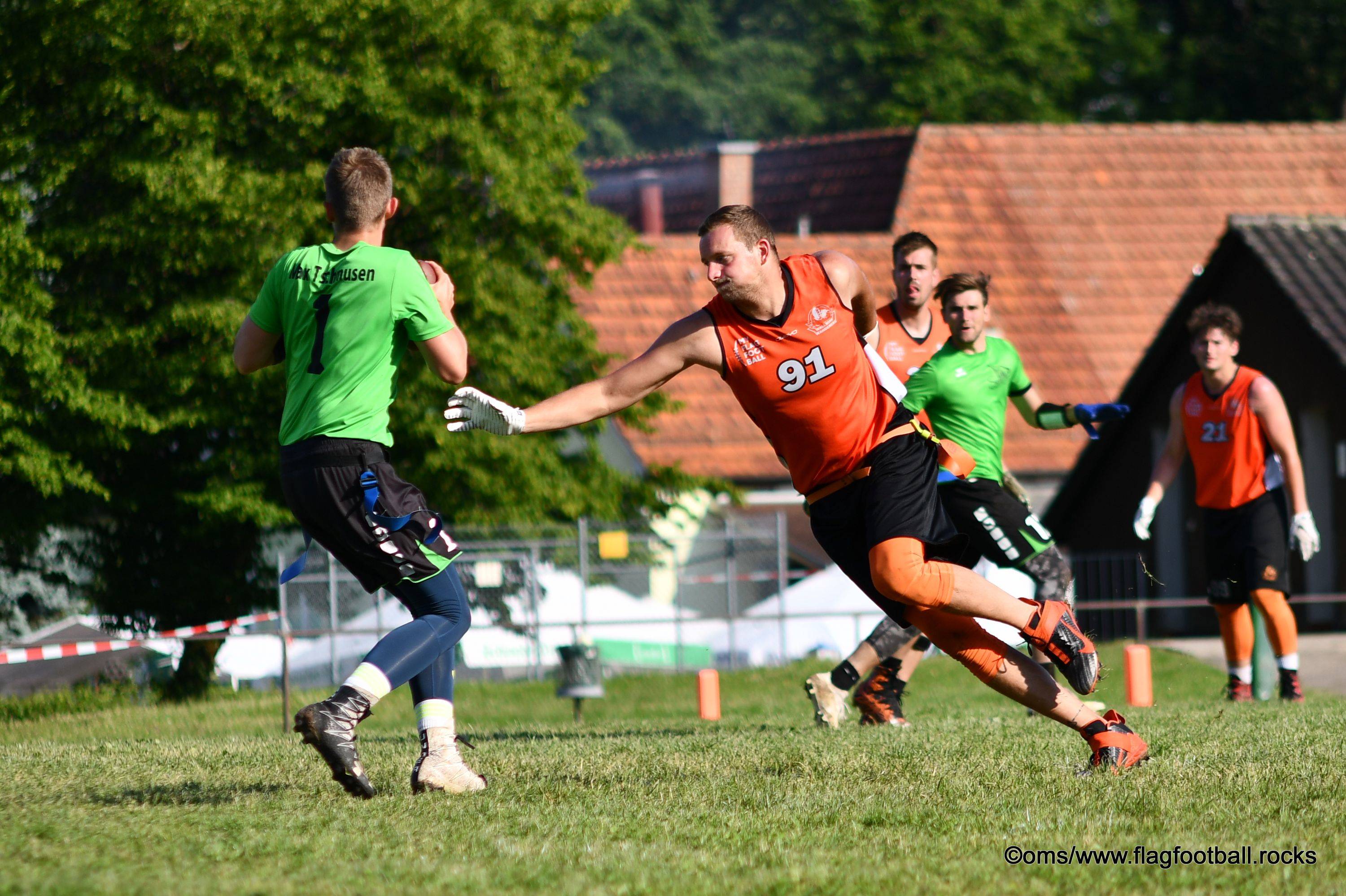 Flag Football - Blitzer setzt den Quarterback unter Druck
